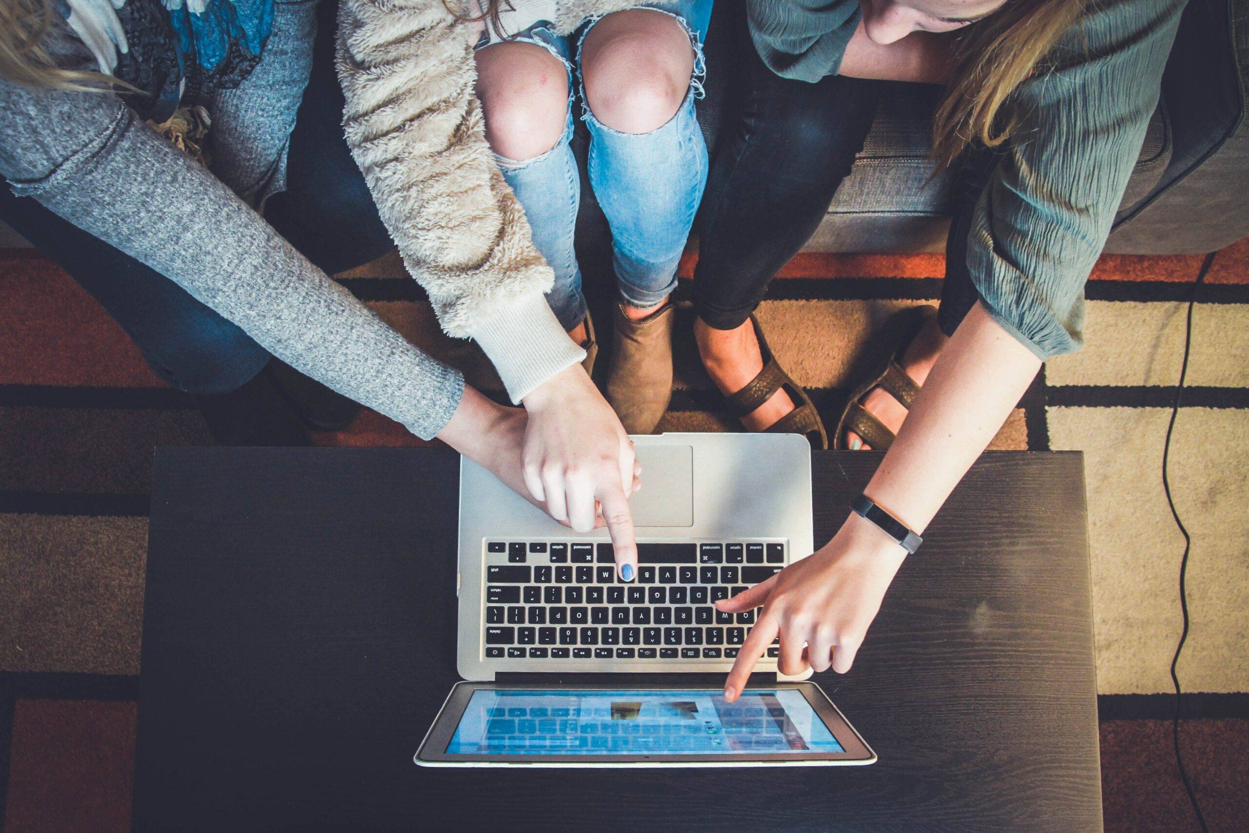 The Complete Guide to Selling Products Online Image